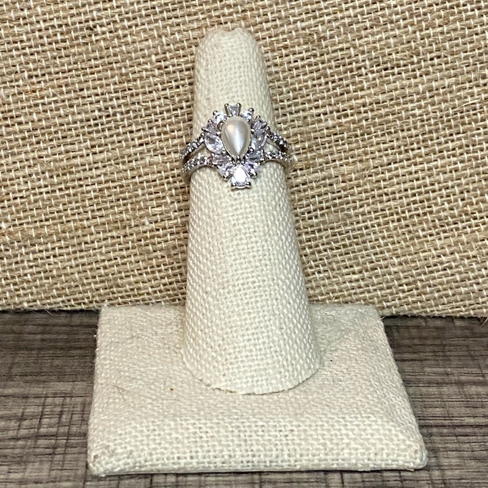 Elegant Silver Pearl Women's Ring